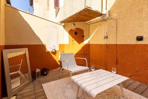 Patio, Day, Balcony/Terrace