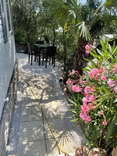 Chez Flo Charmant mobile-home H89 Campground/
RV Resort in Gassin