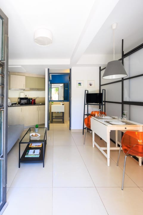Bed, Kitchen or kitchenette, Photo of the whole room, Bedroom, minibar, oven, stove