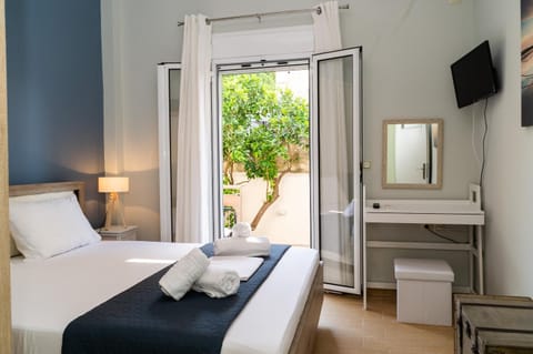 Bed, TV and multimedia, Photo of the whole room, Bedroom, towels