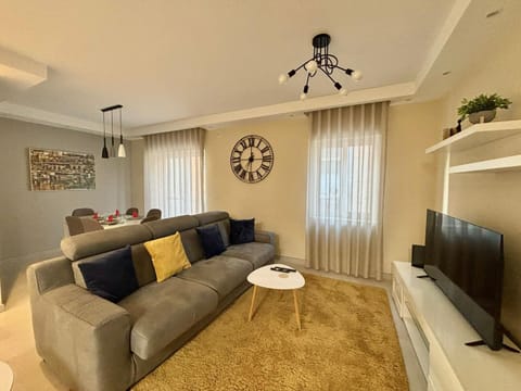 TV and multimedia, Living room, Seating area, Evening entertainment