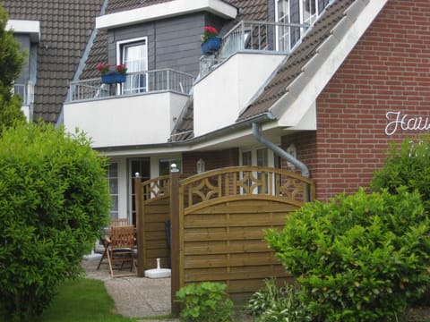 Property building, Facade/entrance, Summer, Garden, Balcony/Terrace