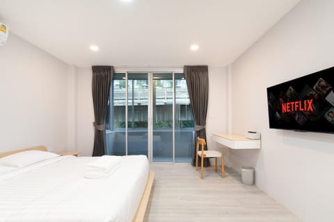 Bed, TV and multimedia, Photo of the whole room, Bedroom