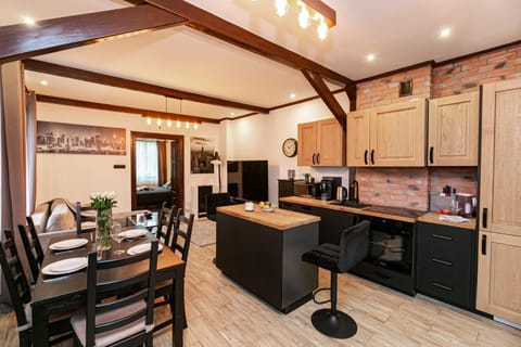 Coffee/tea facilities, Kitchen or kitchenette, Dining area, oven, stove