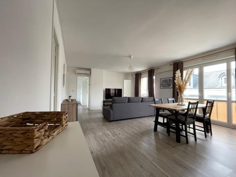 Communal lounge/ TV room, TV and multimedia, Living room, Seating area, Dining area