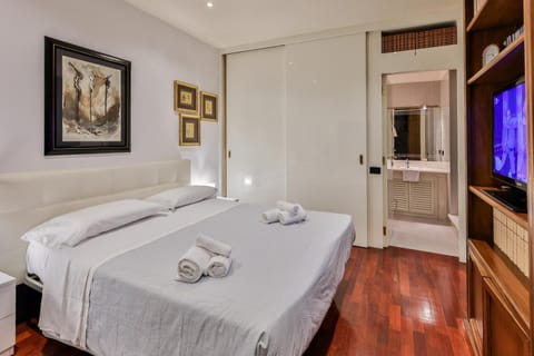 Bed, TV and multimedia, Photo of the whole room, Bedroom