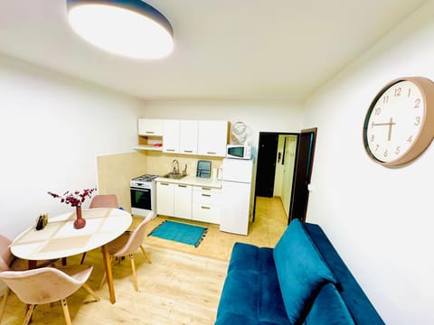 Kitchen or kitchenette, Seating area, Dining area, oven, stove