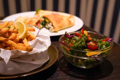 Restaurant/places to eat, Food and drinks, Food, Dinner, Drinks