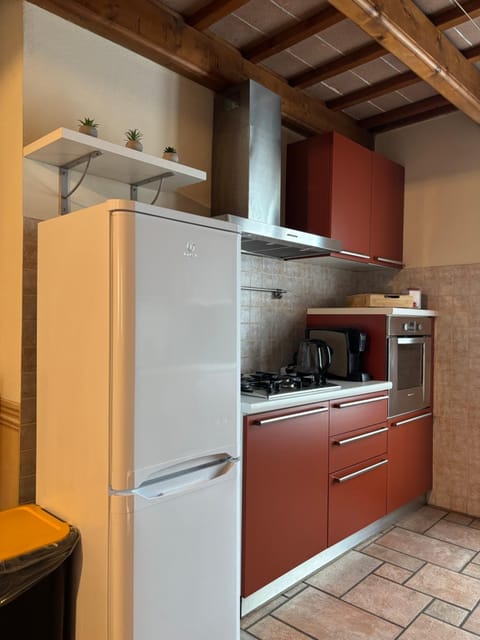 Kitchen or kitchenette, oven, pet friendly, stove