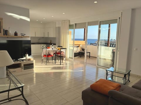 TV and multimedia, Balcony/Terrace, Kitchen or kitchenette, Living room, Dining area, Garden view, Pool view, Sea view, Entertainment, internet