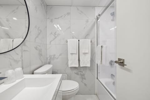 Shower, Toilet, Bathroom, Bath, towels