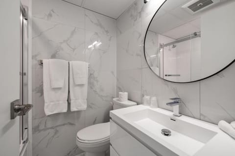 Shower, Toilet, Bathroom, towels