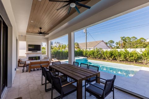 TV and multimedia, Balcony/Terrace, Pool view, Swimming pool