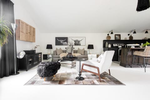 Private Pet-Friendly Secret Garden Loft Oasis Hotel in Rogers