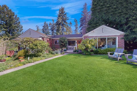 Robins Nest House in Freeland