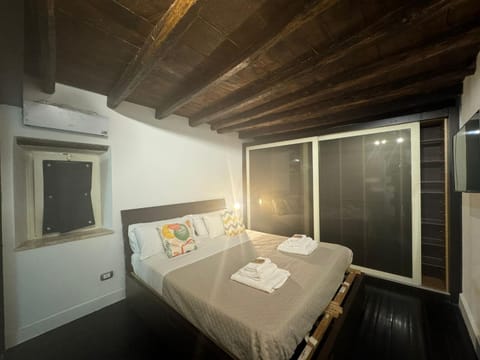 Bed, TV and multimedia, Photo of the whole room, Bedroom, towels, wardrobe