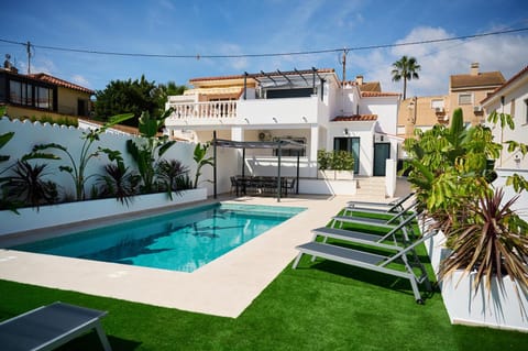 Property building, Patio, Day, Pool view, Swimming pool, sunbed