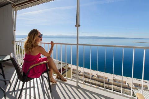 Day, View (from property/room), Balcony/Terrace, Seating area, Guests, Sea view, Sunrise, Sunset