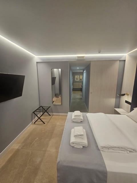 Bed, TV and multimedia, towels