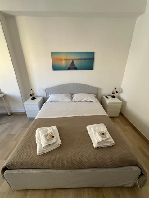 Bed, Bedroom, towels