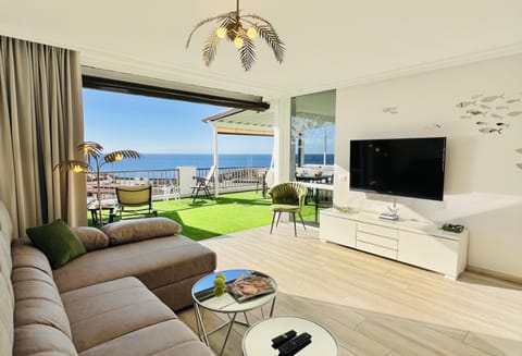 Day, TV and multimedia, View (from property/room), Balcony/Terrace, Living room, Decorative detail, Seating area, Dining area, Sea view, sunbed