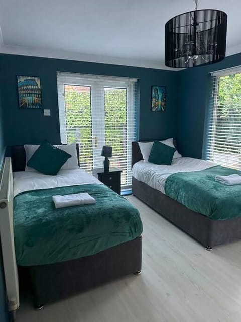 Sleeps 10 - Contractors - Family - Relocators House in Birmingham