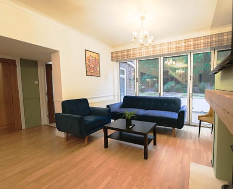 Sleeps 10 - Contractors - Family - Relocators House in Birmingham