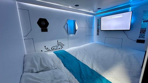 Bed, TV and multimedia, Photo of the whole room, Bedroom