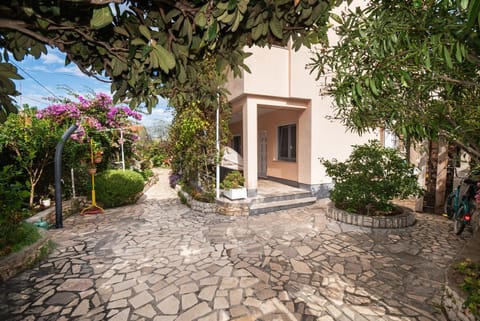 Patio, Facade/entrance