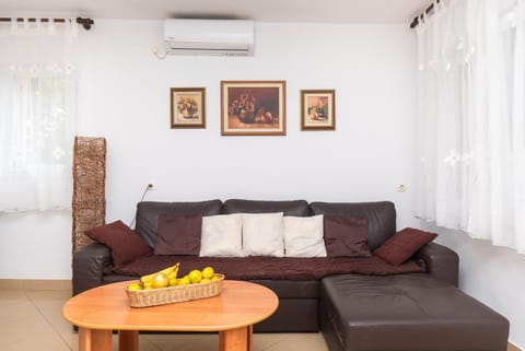 Living room, Seating area, Dining area, air conditioner