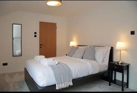 Modern Luxury 4 Bed House in Heart of Macclesfield House in Macclesfield