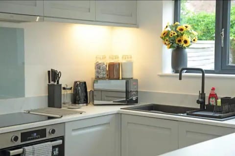 Modern Luxury 4 Bed House in Heart of Macclesfield House in Macclesfield