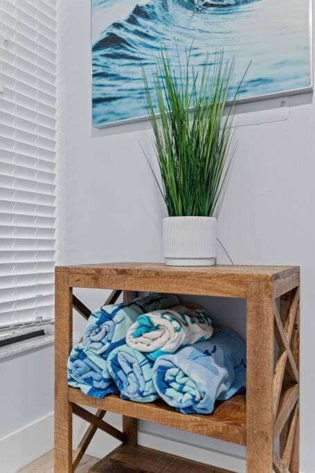 Beachfront resort Heated Pool 3King beds 85in TV BBQ Apartment in Saint Augustine Beach