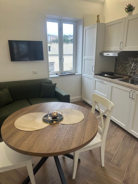 Kitchen or kitchenette, Dining area, oven, stove