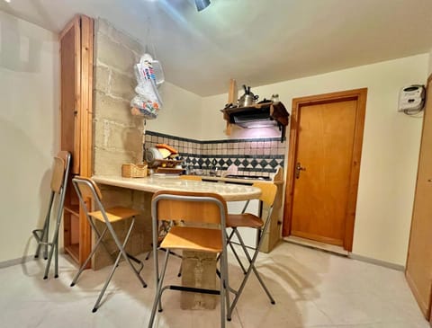 Seating area, kitchen
