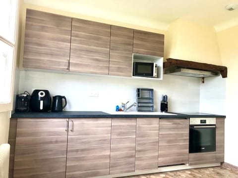 Coffee/tea facilities, Kitchen or kitchenette, stove