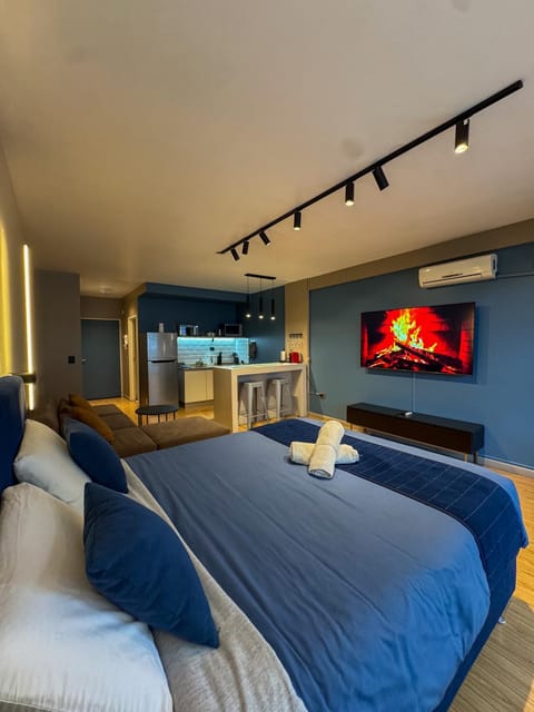 Bed, TV and multimedia, Photo of the whole room, Evening entertainment, Bedroom