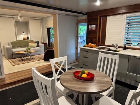 Kitchen or kitchenette, Living room, Food and drinks, Seating area, Dining area, Food