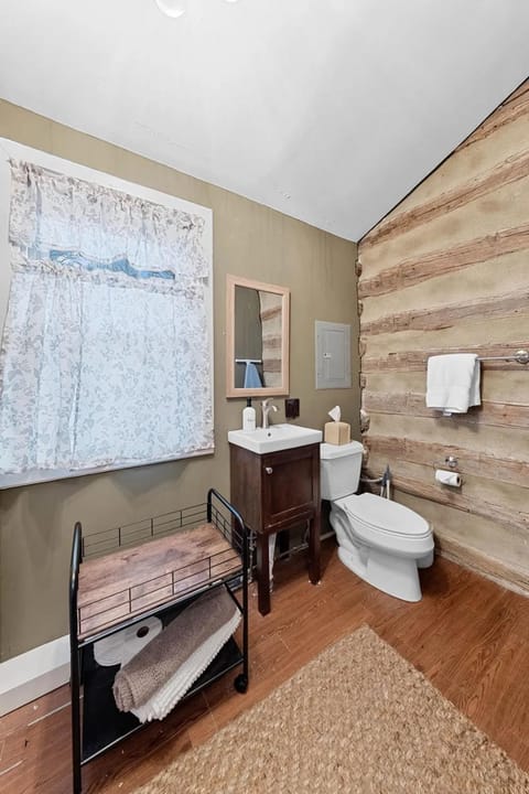 Rustic Augusta Cabin Cabin in Ozark Mountains