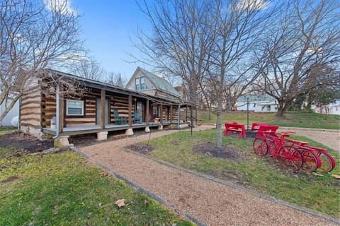 Rustic Augusta Cabin Cabin in Ozark Mountains