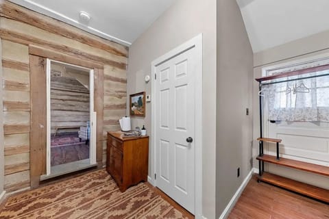 Rustic Augusta Cabin Cabin in Ozark Mountains