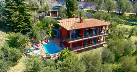 red house conditioned whit pool enchanting lake view Apartment in Malcesine