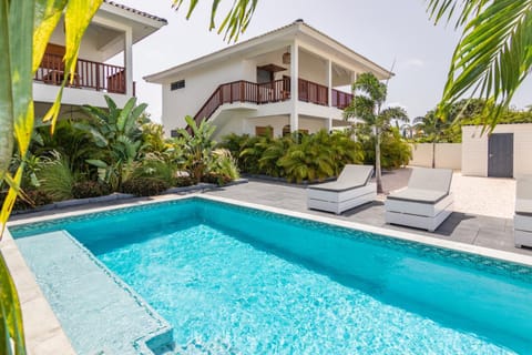 Property building, Swimming pool, sunbed
