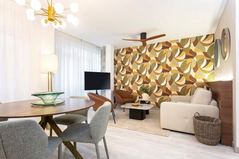 Communal lounge/ TV room, TV and multimedia, Living room, Seating area, Dining area