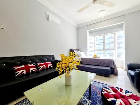 Bed, Living room, Photo of the whole room, Seating area