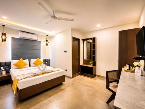 Shower, Toilet, Bed, Bathroom, TV and multimedia, Coffee/tea facilities, View (from property/room), Photo of the whole room, Seating area, Bedroom, City view, flat iron, hair dryier, locker, safe, soundproof, wardrobe, air conditioner