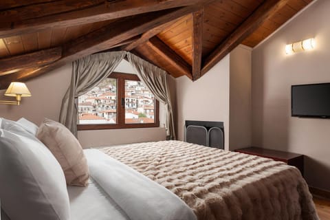 Bed, TV and multimedia, Bedroom, City view, Mountain view