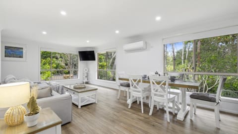 Communal lounge/ TV room, TV and multimedia, Living room, Other, Seating area, Dining area, Garden view, air conditioner