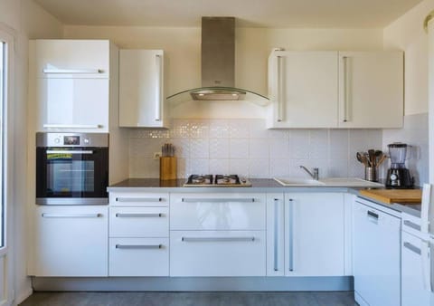 Coffee/tea facilities, dishwasher, oven, toaster, kitchen