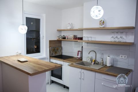 Coffee/tea facilities, Kitchen or kitchenette, dishwasher, minibar, oven, stove